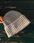 Merino Studio: Rib Beanie / Grå