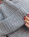 Merino Studio: Rib Beanie / Grå