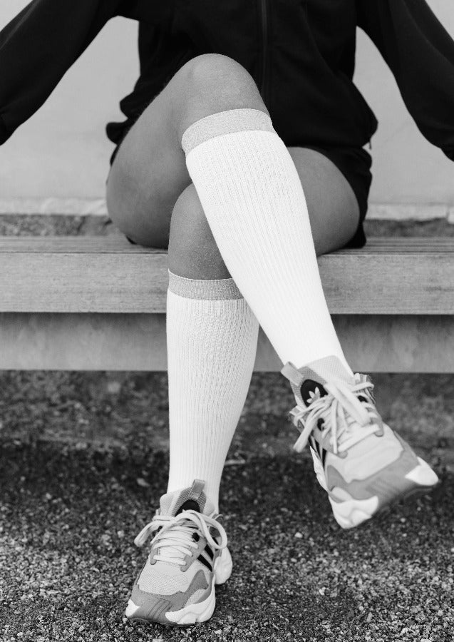 Höga strumpor, vita med guldkant