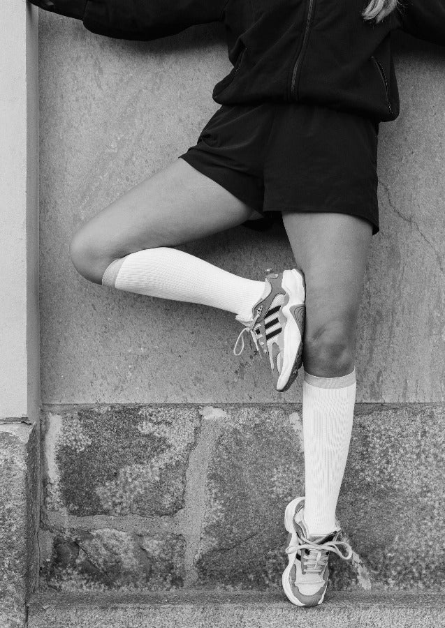 Träningsstrumpor i vitt med guldkant, Från Ebba Sports Club