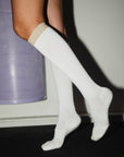 Vita höga strumpor med lite kompression för att stödja dig under träningen, med guldkant från Ebba Sports club