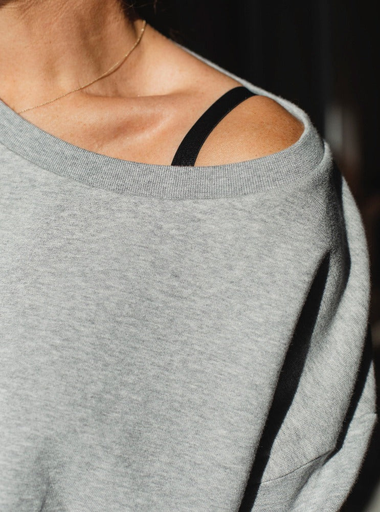 Närbild på Ebba Sport - Grå träningströja