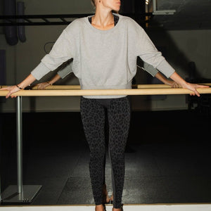 Sweatshirt grå med balettinspirerad halsringning