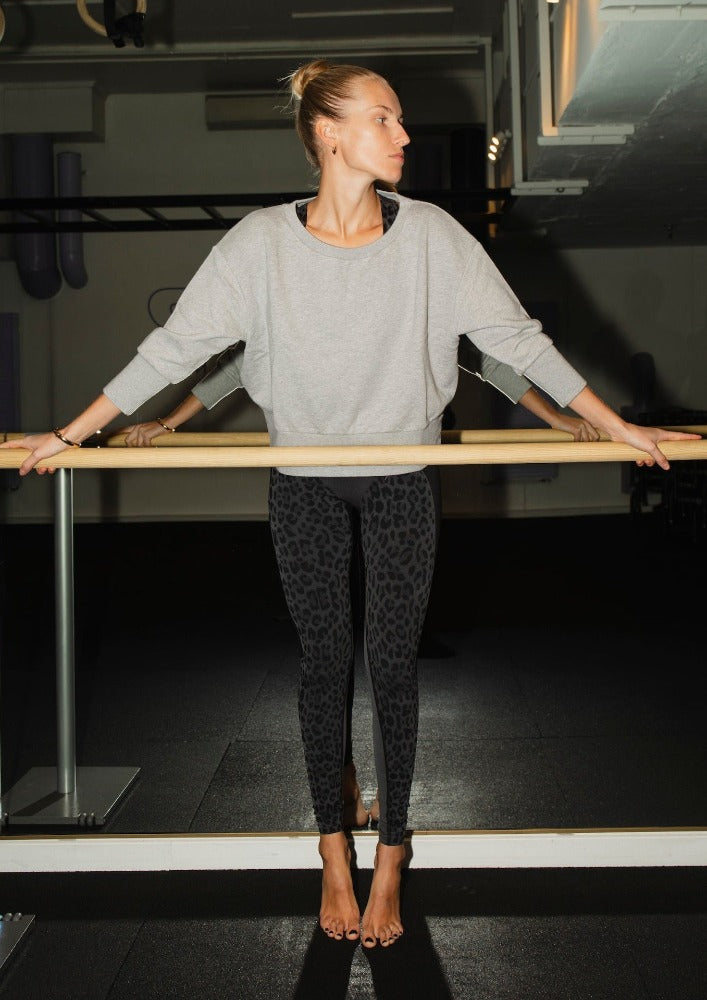 Sweatshirt grå med balettinspirerad halsringning