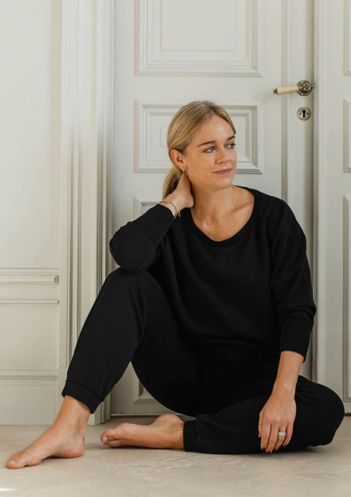 Ebba i klassisk svart träningströja, sweatshirt, solid black, Ebba Sports